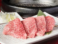 肉の個性を最大限に活かした料理人の自信作『上ロース　グイネギ』。レアにサッと焼くのがオススメ