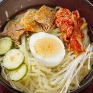 丁寧に時間をかけて和牛からとっただしをベースにした自家製スープが極旨。冷麺だけを食べにくるゲストがいるというのも頷けます。焼肉の〆にも忘れずに注文したい一品です。