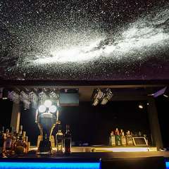 夜空をイメージしたロマンチックな店内