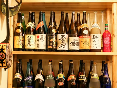 琉球泡盛をはじめ沖縄料理によく合うお酒がズラリ