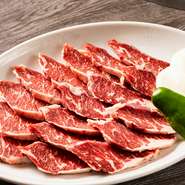 いわゆるホルモン系でありながらもクセがなく、柔らかく食べやすいことから幅広い世代に人気の牛の横隔膜。脂の乗ったハラミ肉は伝統の味噌ダレとの相性抜群です。