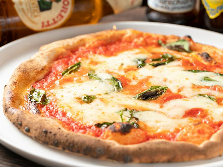 カリッ・モチッ・フワッ。本格ピザ釜で焼き上げる『マルゲリータ』