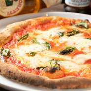 【Tino】では、3種類のイタリア産小麦粉をブレンドして生地から手づくり。『マルゲリータ』には自家製トマトソースやイタリア産のチーズ、自家栽培のフレッシュバジルを飾り、高温で一気に焼き上げます。