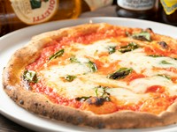 【Tino】では、3種類のイタリア産小麦粉をブレンドして生地から手づくり。『マルゲリータ』には自家製トマトソースやイタリア産のチーズ、自家栽培のフレッシュバジルを飾り、高温で一気に焼き上げます。