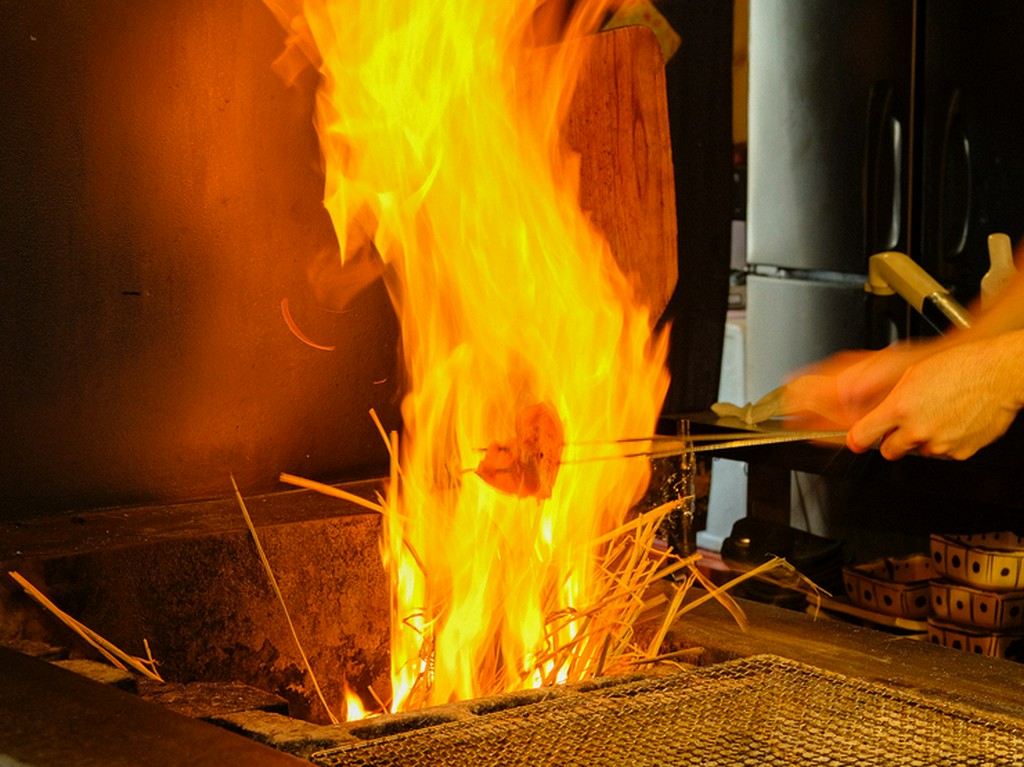 藁の炎で一気に焼き上げる、臨場感たっぷりの名物！『カツヲのわら焼』