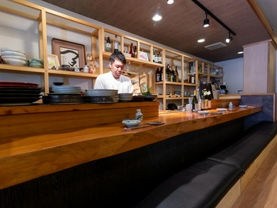 フラリと来店し、食事とお酒をひとり嗜む
