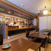店内は愛媛県産のヒノキが使われ、落ち着いたスペース