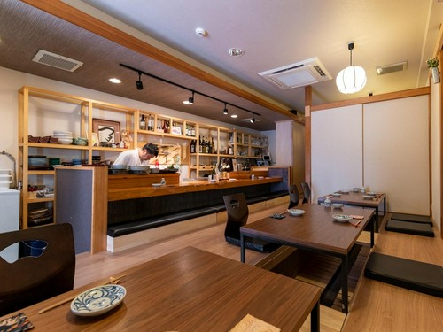 店内は愛媛県産のヒノキが使われ、落ち着いたスペース