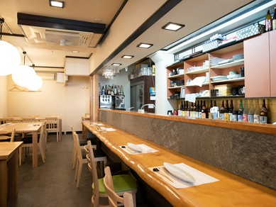 フラリと来店し、食事とお酒をひとり嗜む