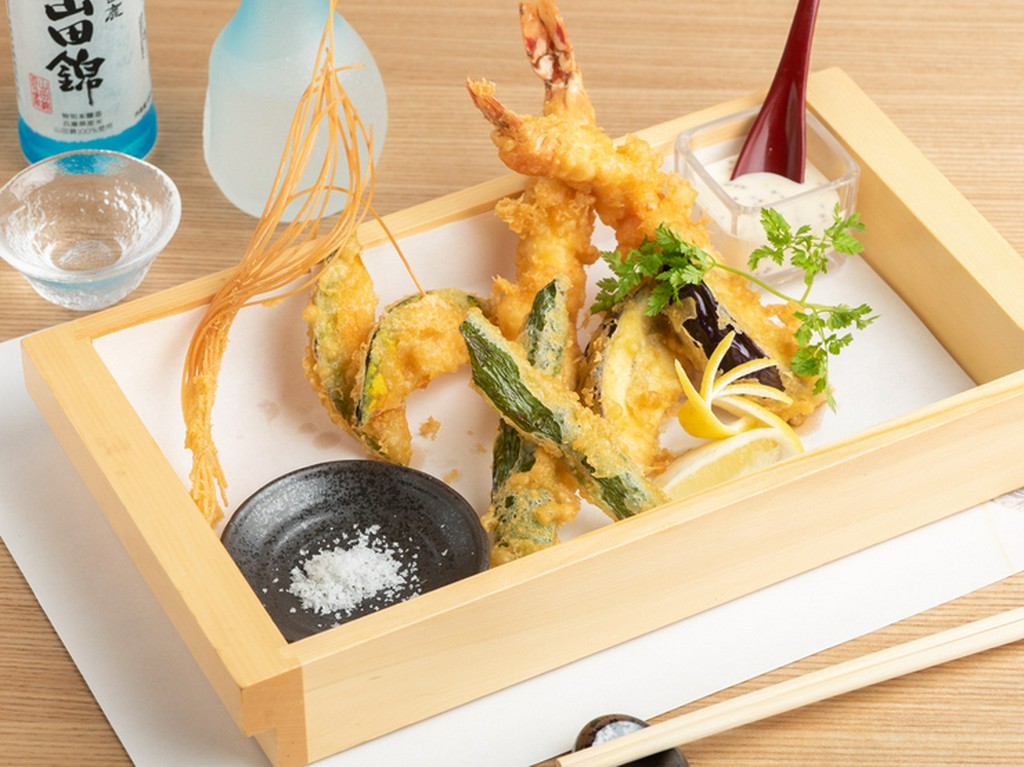 『たぶん三宮で一番大きい海老天麩羅と水茄子天麩羅～天然塩or自家製マヨソース～』（季んぐコースより）