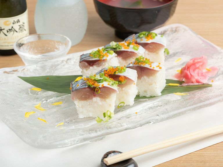 鮮度抜群!『名物!瀬戸さば炙り棒寿司』(季んぐコースより)