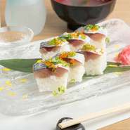 炙り棒寿司には肉厚な瀬戸さばを使用。新鮮な瀬戸さばを極浅締めで締めています。これにより、すっぱくなり過ぎず、生に近い状態に。新鮮だからこそなせる技で、食べやすさも抜群です。