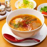 ベトナムの国民食・米粉の丸麺ブンは、柔らかくて歯切れ良い食感で一度食べたらやみつきになります。牛骨スープは、レモングラス・海老ペースト・香辛料で香りづけがされ、フルーティーな味わいです。