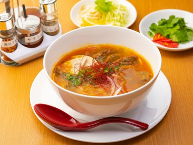 本場ベトナム人が選ぶNo.1メニュー　米粉の丸麺ブンを堪能できる『牛肉ピリ辛麺（ブンボーフェ）』