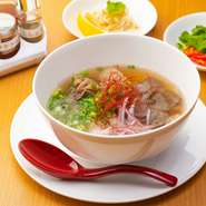 日本でも好評のもっちりとした食感の平麺フォーを使用。スープは、牛骨と香料を長時間煮込むことで仕上がる黄金色の出汁が旨味のポイント。牛の甘味も感じられ、最後の一口まで風味を堪能できる逸品です。