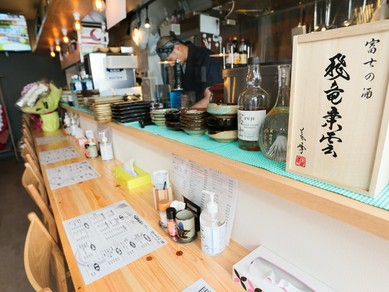 サク飲みにもピッタリ。店主との会話も楽しめるカウンター