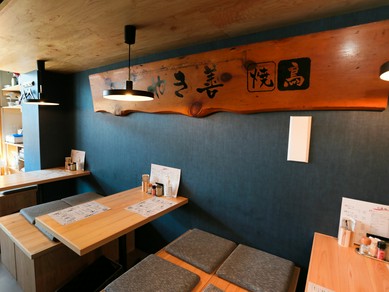 温かみのあるアットホームな店内でくつろぐ