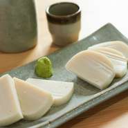 みずみずしく歯ごたえのしっかりした白板かまぼこを、【日本一醤油】の醤油とわさびで贅沢に。焼鳥の合間に食べると、口をスッキリさせてくれる一品です。