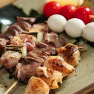 ねぎまなど基本の焼鳥に加えて、ベーコンを巻いたウズラの卵やトマトなど。これを食べれば【やき善】の焼鳥がわかります。味は塩とタレから選べます。内容は日によって変わることがあります。