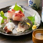鮮度の良い鮮魚を厳選して刺身として用意しています。そのままでもおいしいですが、シメ鯖はあえて炙ってまろやかな酸味に仕立てるなど、一工夫もアリ。刺身は通常単品オーダーで、希望すれば盛合わせが可能。