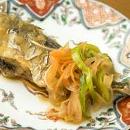 納得がいくまで試行錯誤を重ねた自家製の漬けだれは、食べやすくスッキリとさわやかな酸味が特徴。毎朝届く旬の魚を、たっぷりの野菜と共にいただきます。