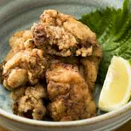 母から教わった味を大切に、自身の舌で確かめながら決めた秘伝の下味にじっくり漬け込んだ逸品。隠し包丁をいれ、ホロホロとやわらかい食感に仕上げました。しっかりと味がしみ込み、冷めてもおいしいと好評です。