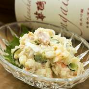 ホクホクのじゃが芋に合わせるのは、胡瓜、ハム、人参、玉ねぎ、フレーク状にしたゆで玉子と具だくさん！　甘みは加えず、マヨネーズと黒コショウで大人の味に仕上げました。