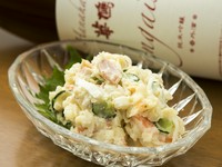 ホクホクのじゃが芋に合わせるのは、胡瓜、ハム、人参、玉ねぎ、フレーク状にしたゆで玉子と具だくさん！　甘みは加えず、マヨネーズと黒コショウで大人の味に仕上げました。