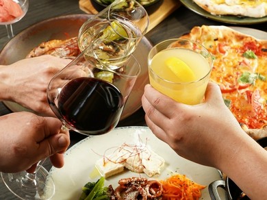 バリエーション豊富な料理を囲んで盛り上がる歓送迎会