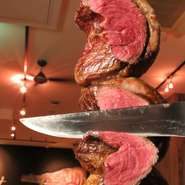 シュラスコの代名詞ともいえる牛肉の肉塊。牛一頭からわずか数キロしかとれない希少部位。赤身とサシがバランス良く旨味もたっぷり。シュラスコ専用のグリルオーブンで焼けた表面のみをスライスして提供されます。