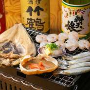 ししゃも、大アサリ、ぼたん竹輪、海老の塩焼き、縞ほっけなど全部で11種の海鮮から選び、テーブルのコンロで焼く『浜焼き』。どれを食べようか迷ったときは、料理人厳選の『浜焼き4種』がオススメです。