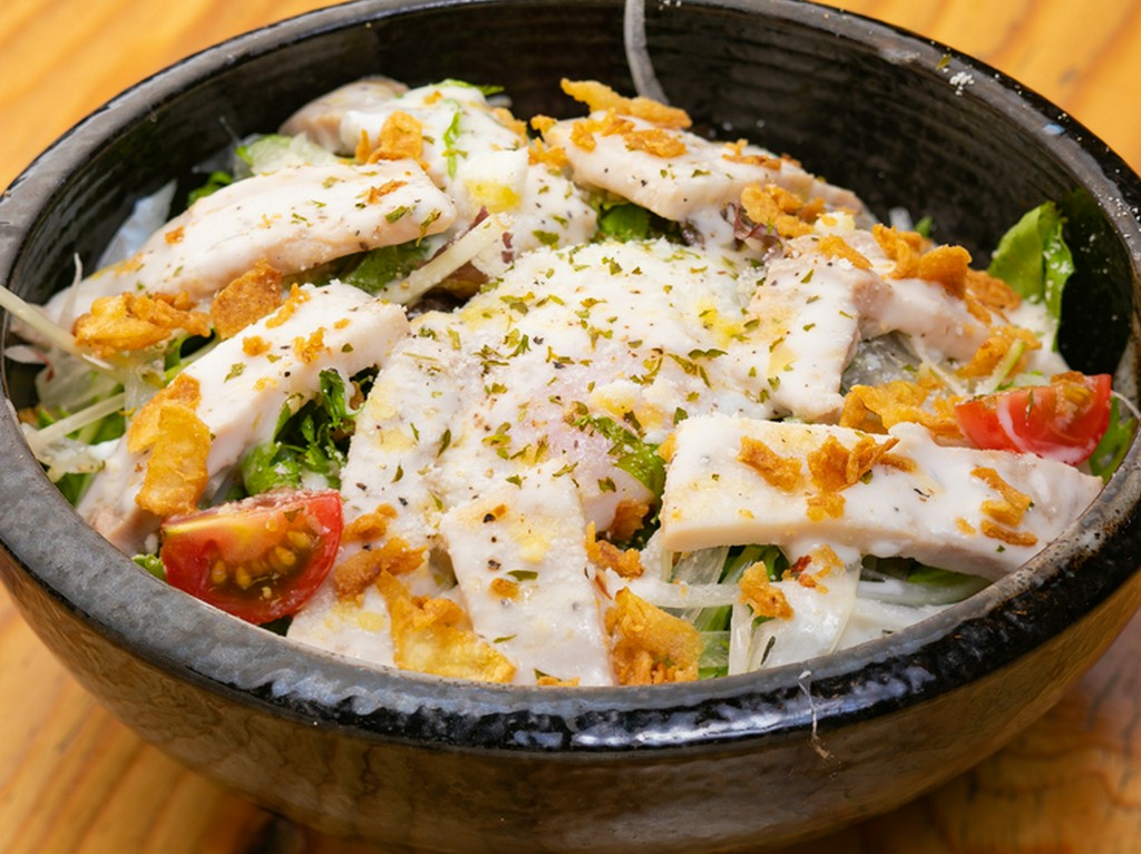 ボリュームたっぷり『自家製ベーコンと温玉のシーザーサラダ』