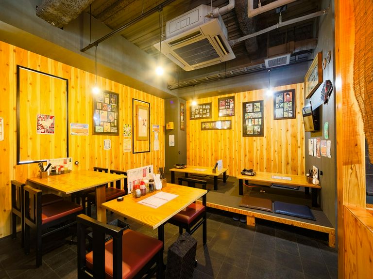 広々とした店内にテーブル席や座敷席が並ぶ