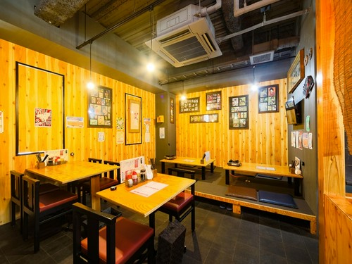 広々とした店内にテーブル席や座敷席が並ぶ