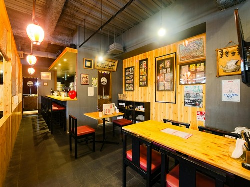 カウンター席で一人飲みも可能