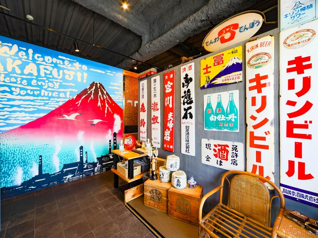 こだわりの昭和レトロな内装は見ているだけで楽しい気分に