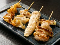 バラエティ豊かな串焼きが楽しめる『串盛り合わせ』