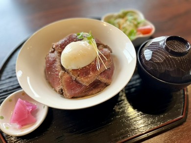 ジューシーな赤味の『ローストビーフ丼（温泉卵付き）』