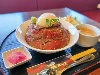 迫力満点!お重からあふれる絶品ビーフ『ローストビーフ重(温泉卵付き)』