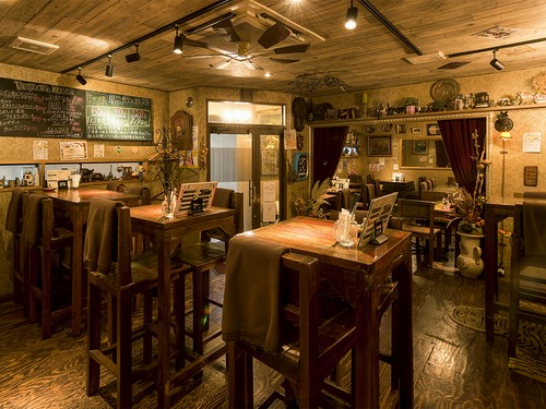 仲間やカップルで楽しく飲める雰囲気の店内