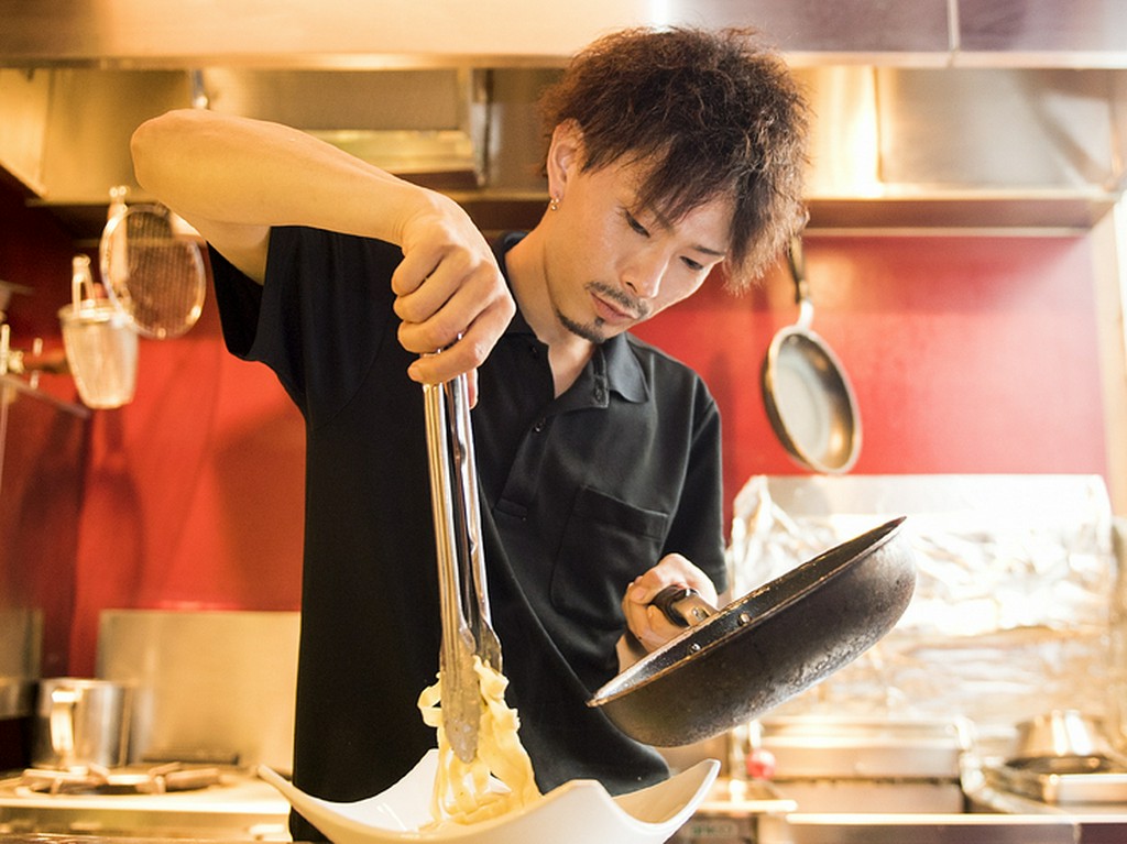 生麺にほどよく絡むパスタソースはすべて自家製