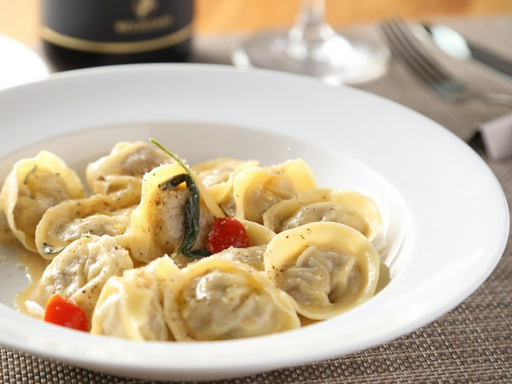 鴨肉のおいしさが染み渡る『鴨のラヴィオリ　セージバターソース』