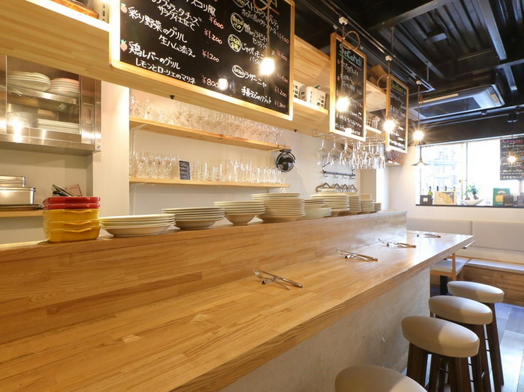 カウンター席に腰掛け、おひとりさまを楽しむのも“粋”