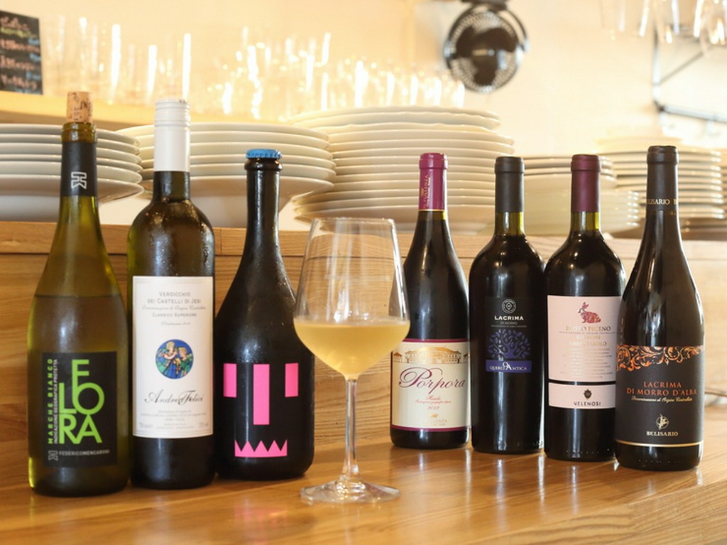 イタリア全土のワインを取り揃え。美酒を片手に語り合う一夜