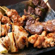 朝挽きの国産鶏を店内で捌き、串打ち。鮮度のいい素材を備長炭で香ばしく焼き上げた『串焼き』はもも、ずり、せせり、ハツなど、どれも柔らかジューシーな焼き上がりで食べ比べも楽しめます。