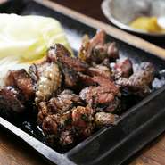 日本在来種の深い味わいと程よい弾力がある宮崎の「地頭鶏」。炭焼きでほどよく脂を落として旨みが凝縮されたモモ肉は鶏肉の概念を超える旨さ。脂と肉汁を野菜に絡めて一緒に食べるのが店主のオススメです。