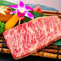 最上級のお肉を焼肉で。上質のサシ（脂分）がほどよく入った『特選極上サーロインステーキ』（150g）