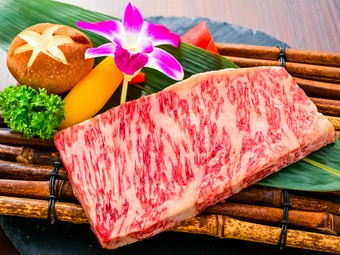 最上級のお肉を焼肉で。上質のサシ（脂分）がほどよく入った『特選極上サーロインステーキ』（150g）
