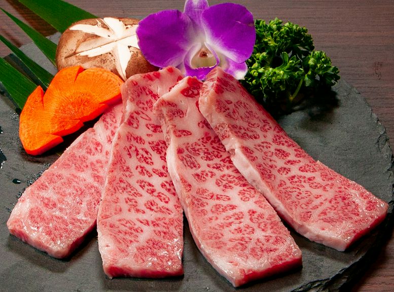旨みたっぷりのバラ肉の中でも特に焼肉での食べ方に最適な『極上霜降りカルビ』