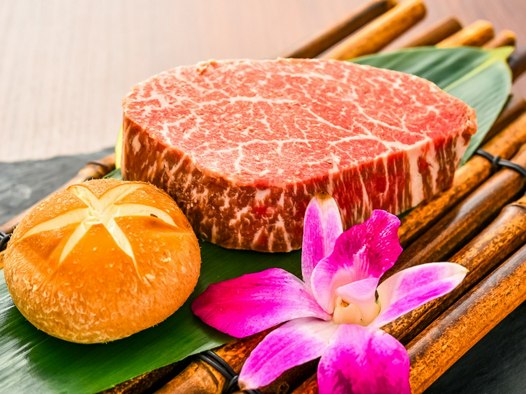 一見して厚切りのステーキ？　最適な温度調節遠赤効果で芯まで焼き上げる『特選ヒレの厚切り』（150g）